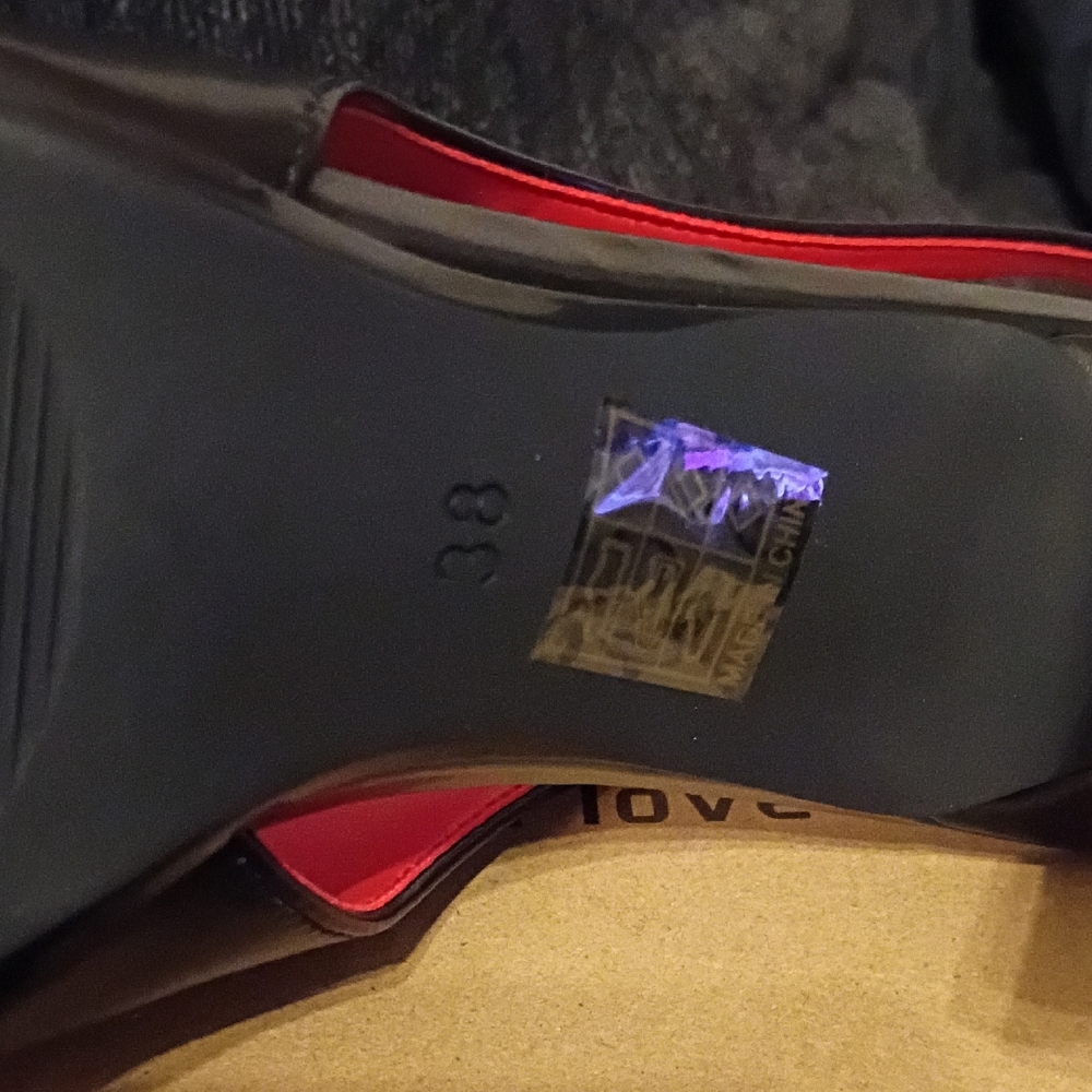Chic Black and Red Heels with Gold Buckle - Picture 9 of 9